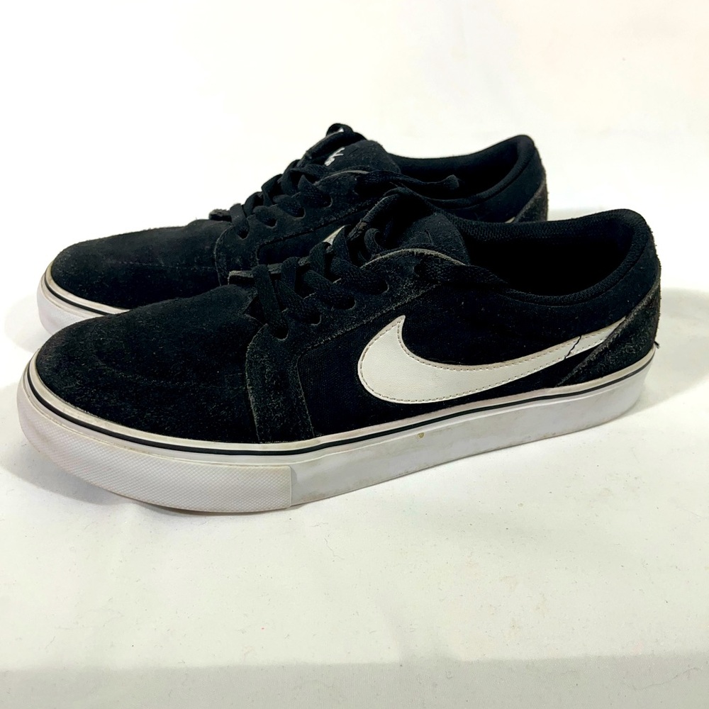 NIKE SB SATIRE II GS SKATEBOARDING SNEAKER STYLE 729810-001
BOYS 7Y‎ BLACK/WHITE